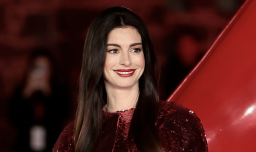 Anne Hathaway y su sorpresivo conocimiento sobre Chile: “Sé cuánto se vulneró la libertad de expresión y el costo que tuvo”